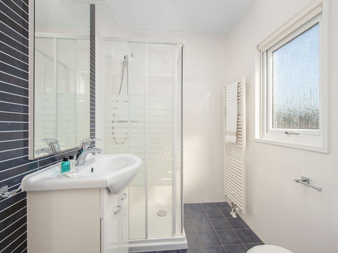 Bathroom, Lakeside Cottage With Boat, Steenwijkerland