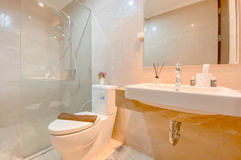 Bathroom 5, Elegant and Nice 2BR at Menteng Park Apartment By Travelio, Jakarta Pusat