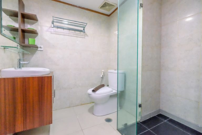 Bathroom 5, Homey and Minimalist Studio Tamansari The Hive Apartment By Travelio, East Jakarta