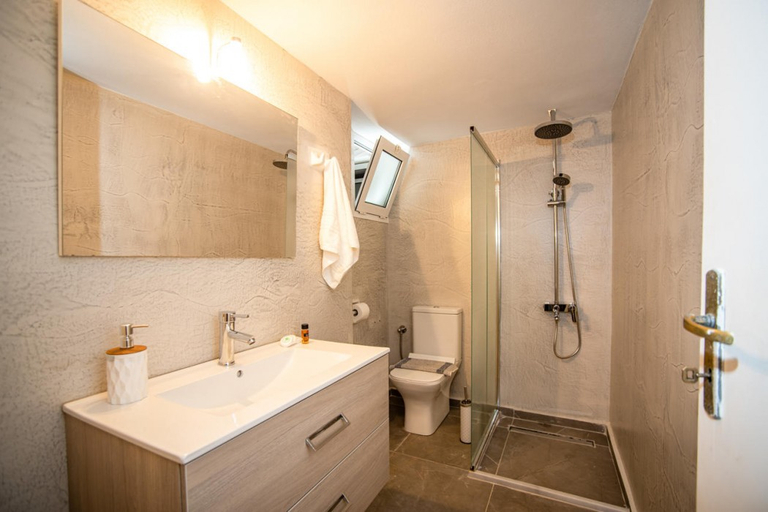 Bathroom 3, Alexandra Apartments, Crete