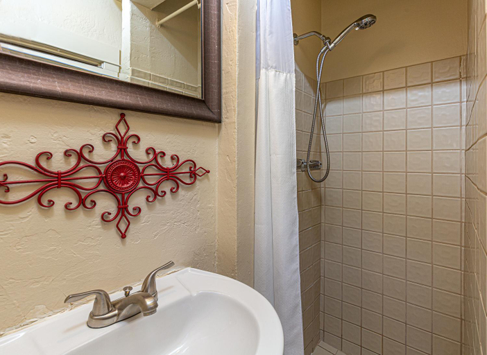 Bathroom, River Rock Inn, Mariposa