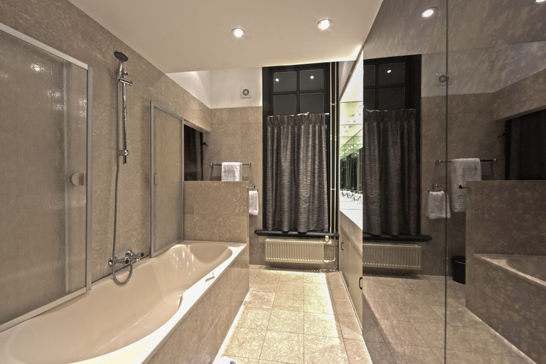 Bathroom 3, Hotel Restaurant Unicum Elzenhagen, Monster