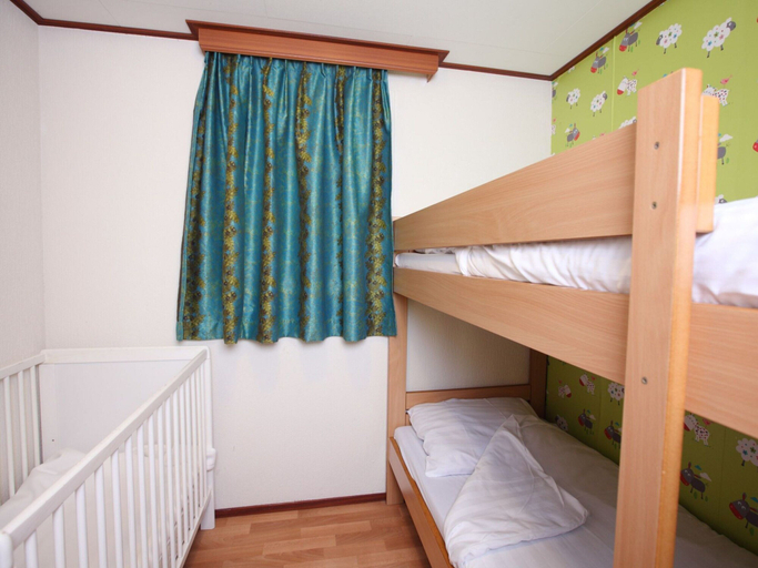 Bedroom 2, Tidy Furnished Chalet With a Combi Microwave, in the Veluwe, Epe