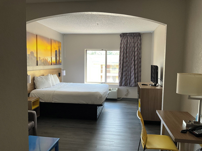 Bedroom 3, Days Inn & Suites by Wyndham Albany, Albany