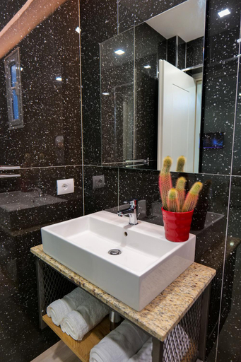 Bathroom 5, Vila Marjana, Sarandës