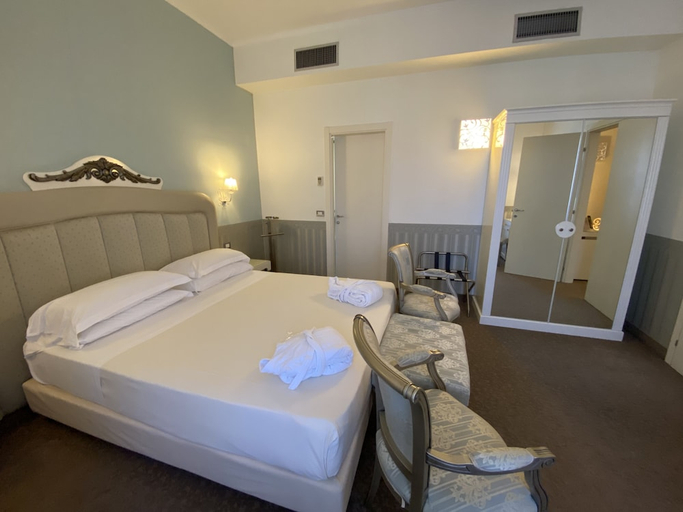 Bedroom 2, Oriente Hotel, Bari