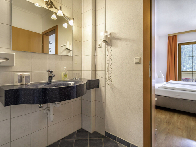 Bathroom 4, Quiet Apartment With ski Storage, Innsbruck Land
