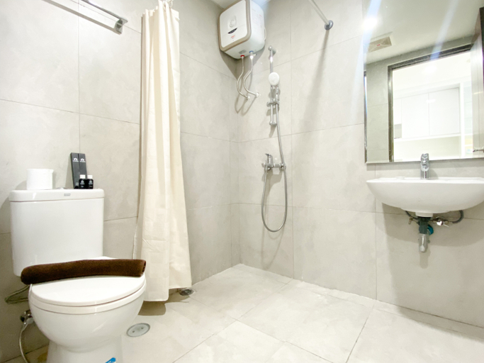 Bathroom 5, Modern Look Studio at Pollux Chadstone Apartment By Travelio, Cikarang
