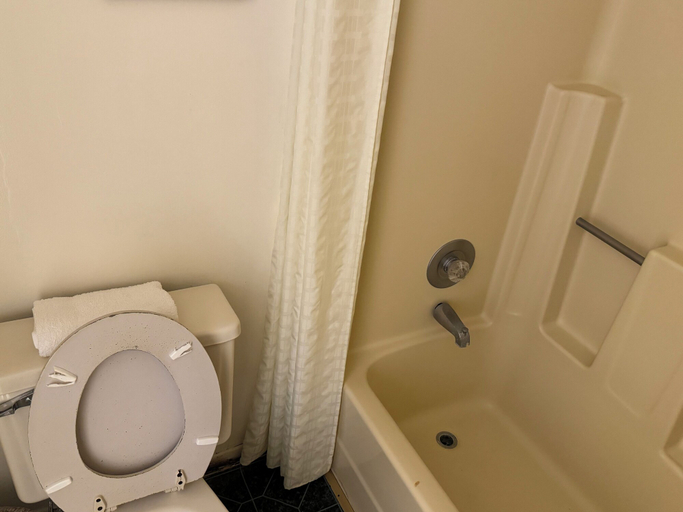 Bathroom 4, Country Inn, Vernon
