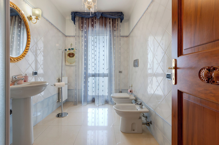 Bathroom 3, La Casa di Tonina, Cagliari