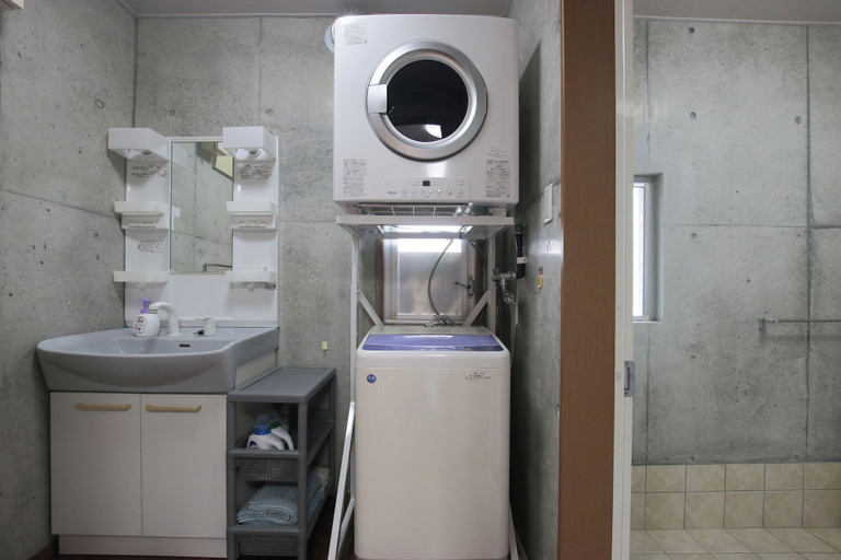 Bathroom 3, Tida Gesashi, Higashi