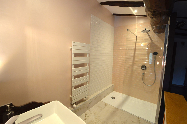 Bathroom 5, Mas des Druilles, Gard