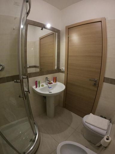 Bathroom 2, Relais central Turati, Rome