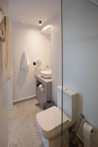 Bathroom 5, Griffin Suites, Crete
