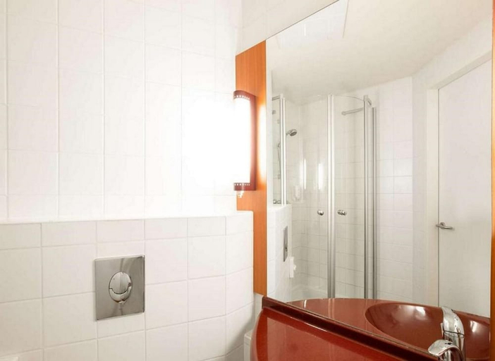 Bathroom, City Hotel Budapest, Budapesti