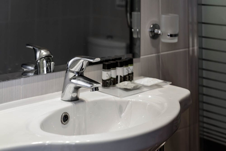 Bathroom 2, Hotel Agamemnon, Peloponnese