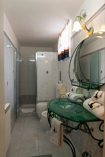 Bathroom 4, LE STREGHE rooms e art,centralissimo con garage su richiesta, Livorno