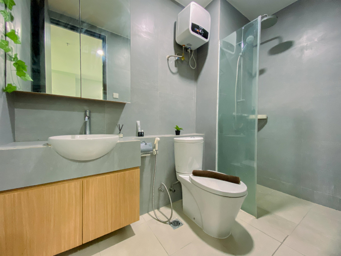 Bathroom 5, Good Place 1BR CitraLake Suites Apartment By Travelio, West Jakarta
