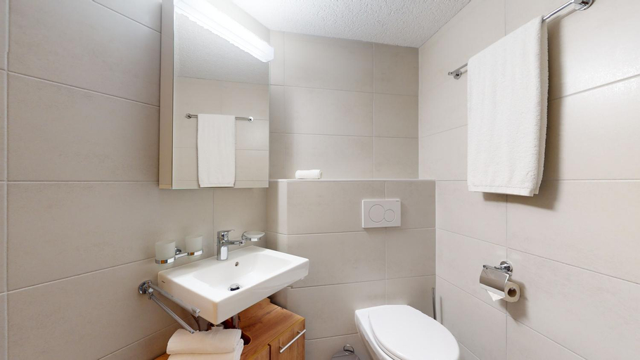 Bathroom 3, No 8 Bed & Bar, Entremont