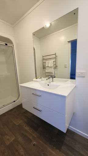 Bathroom 4, Manukau Motor Lodge, Manukau