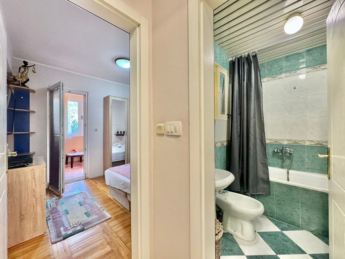 Bathroom 2, Family Two Bedroom Apartment Vera