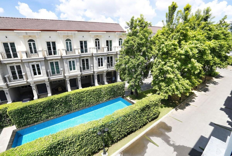 Exterior & Views 30