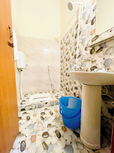 Bathroom 2, Bed & Rest Airport, Karachi