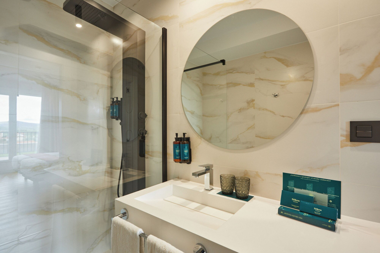 Bathroom 4, Apartamentos Silken Fontibre Iberia Spa, Cantabria