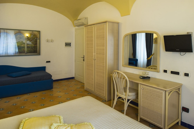 Bedroom 2, Hotel Bellevue Suite, Salerno