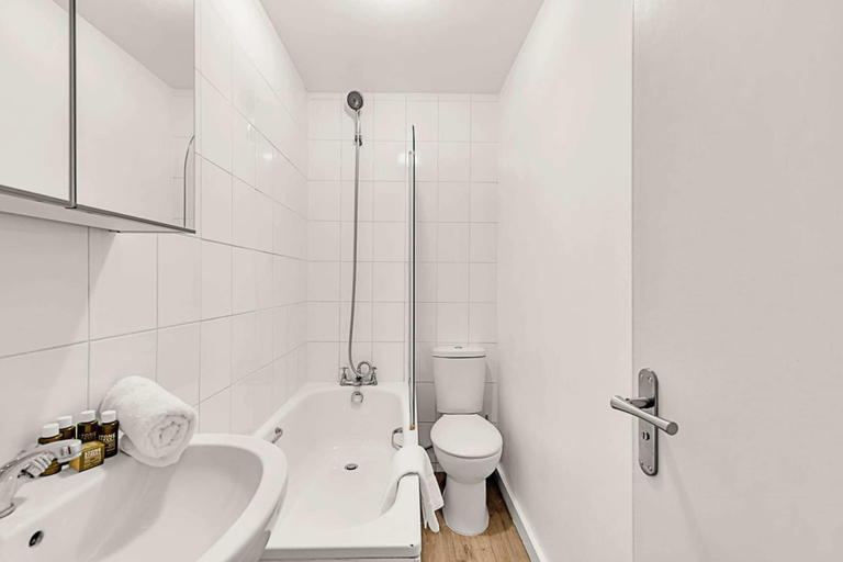 Bathroom 3, Bright and Newly Furnished Acton Apartment, London