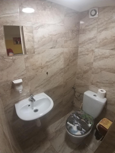 Bathroom 2, Deniz Guesthouse, Budapesti