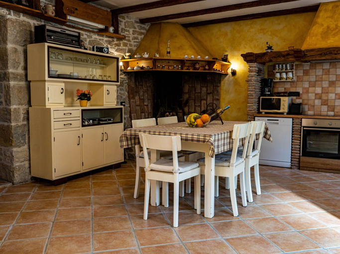 Others 5, Comfortable Holiday Home With Pool, Pićan