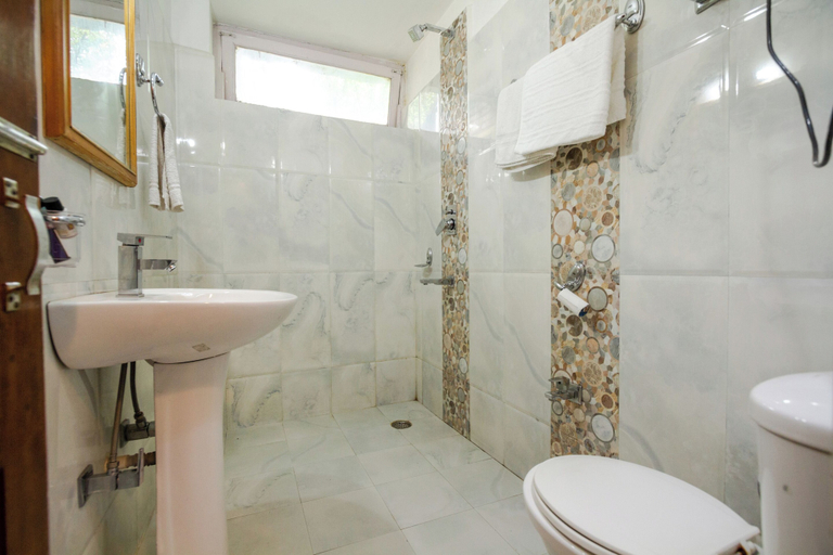 Bathroom 3, Vivaan Stay Holiday Home international, Kullu