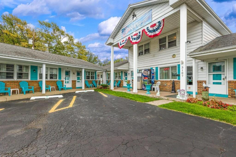 Others 4, Riviera Motel, Erie