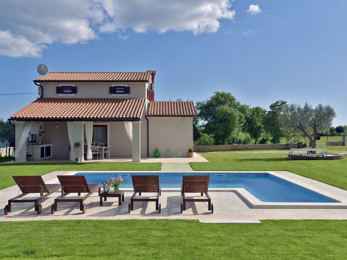 Exterior & Views, Modern Holiday Home With Pool in Marcana, Marčana