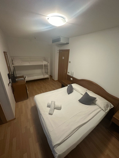 Bedroom 2, Athos Hotel, Trento