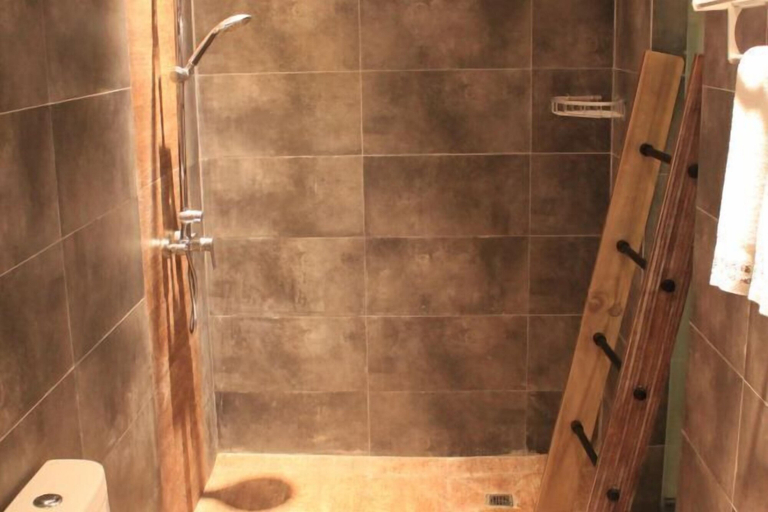 Bathroom 1, Yiyuan Impression Inn, Dali Bai