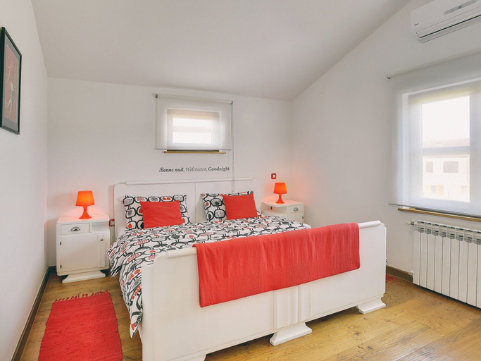 Bedroom, Modern Holiday Home With Pool in Marcana, Marčana