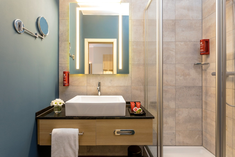 Bathroom 3, Leonardo Hotel Budapest, Budapesti