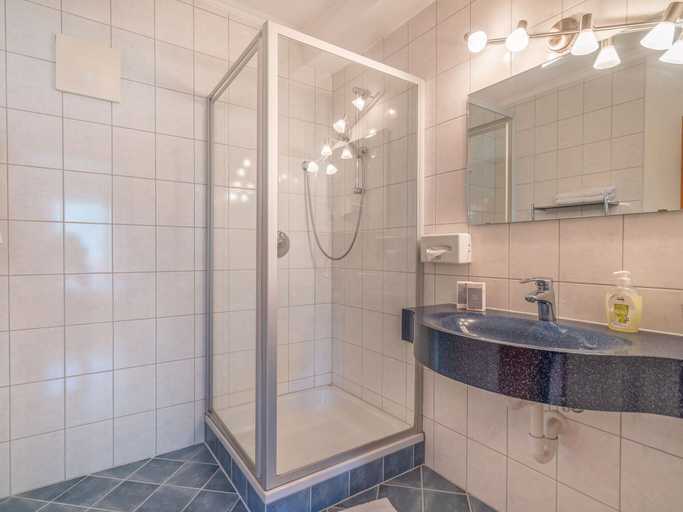 Bathroom 3, Quiet Apartment With ski Storage, Innsbruck Land