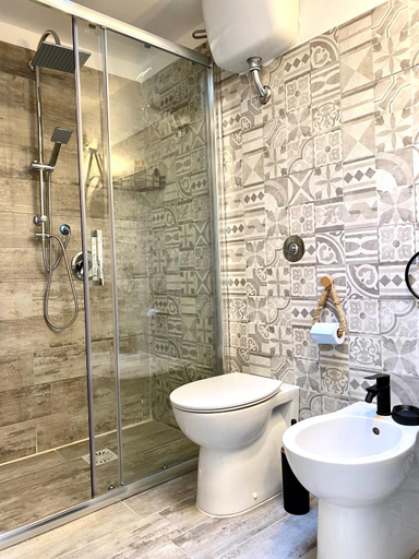 Bathroom 2, Il Pumo Rosa - Puglia Mia Apartments, Bari