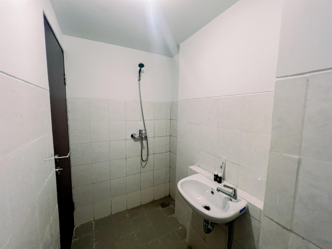 Bathroom 5, Compact and Relaxing 2BR at Suncity Residence Apartment By Travelio, Sidoarjo