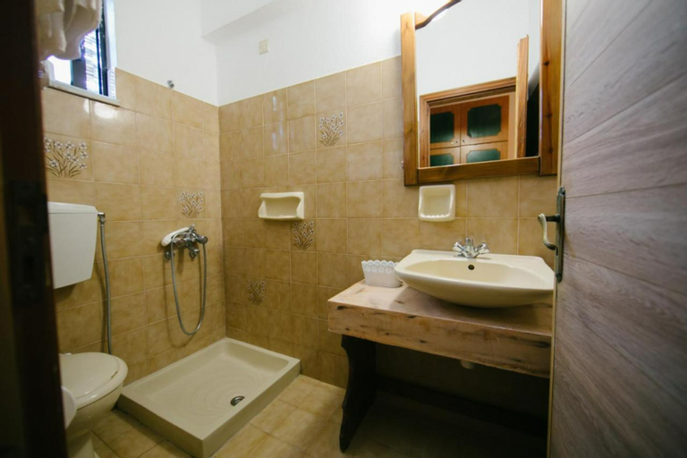 Bathroom 4, Gorgona Studios, South Aegean