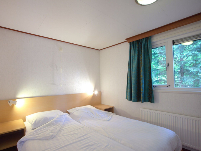 Bedroom 3, Tidy Furnished Chalet With a Combi Microwave, in the Veluwe, Epe