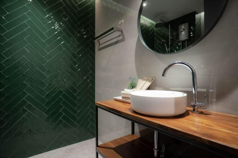 Bathroom 10