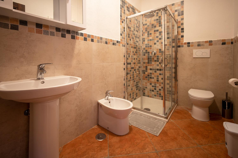 Bathroom 1, Podere Somboli, Arezzo