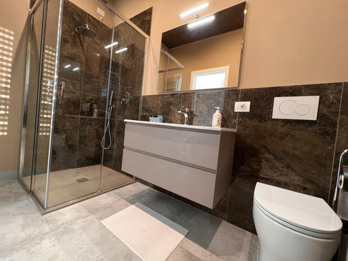 Bathroom 4, Ubertini House, Arezzo