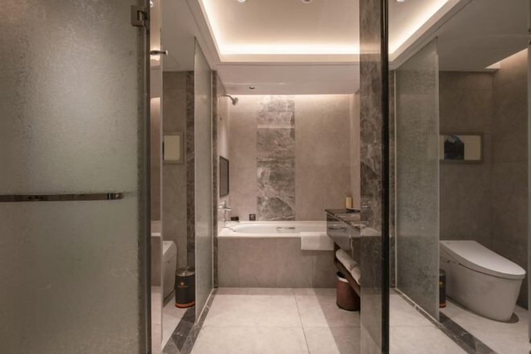Bathroom 5, Yinlong Hotel, Xining