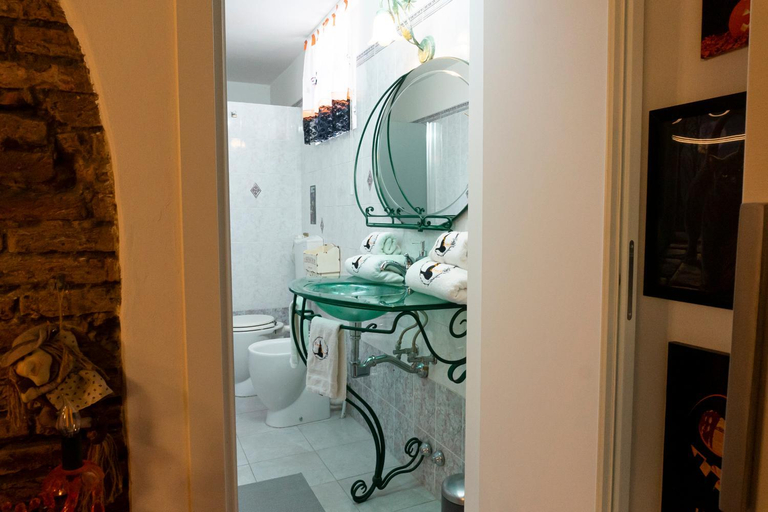 Bathroom 5, LE STREGHE rooms e art,centralissimo con garage su richiesta, Livorno