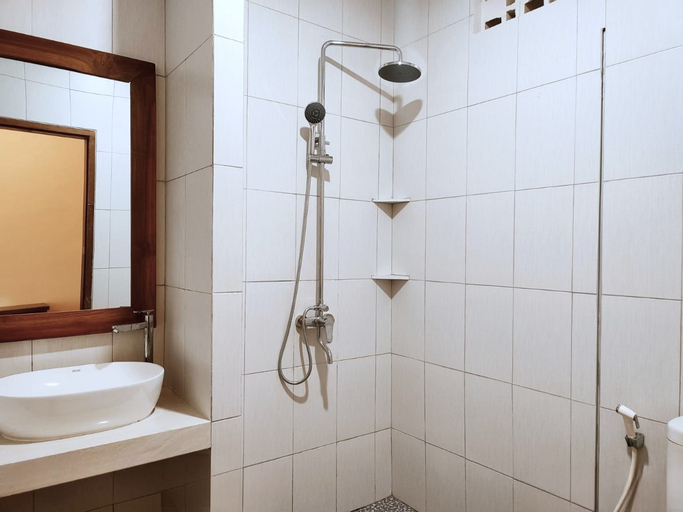 Bathroom 12